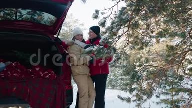 幸福的一对相爱的情侣在雪地森林里笑着，在<strong>红色</strong>的<strong>汽车背景</strong>下，在冬天散步。 微笑的男人和女人玩得开心
